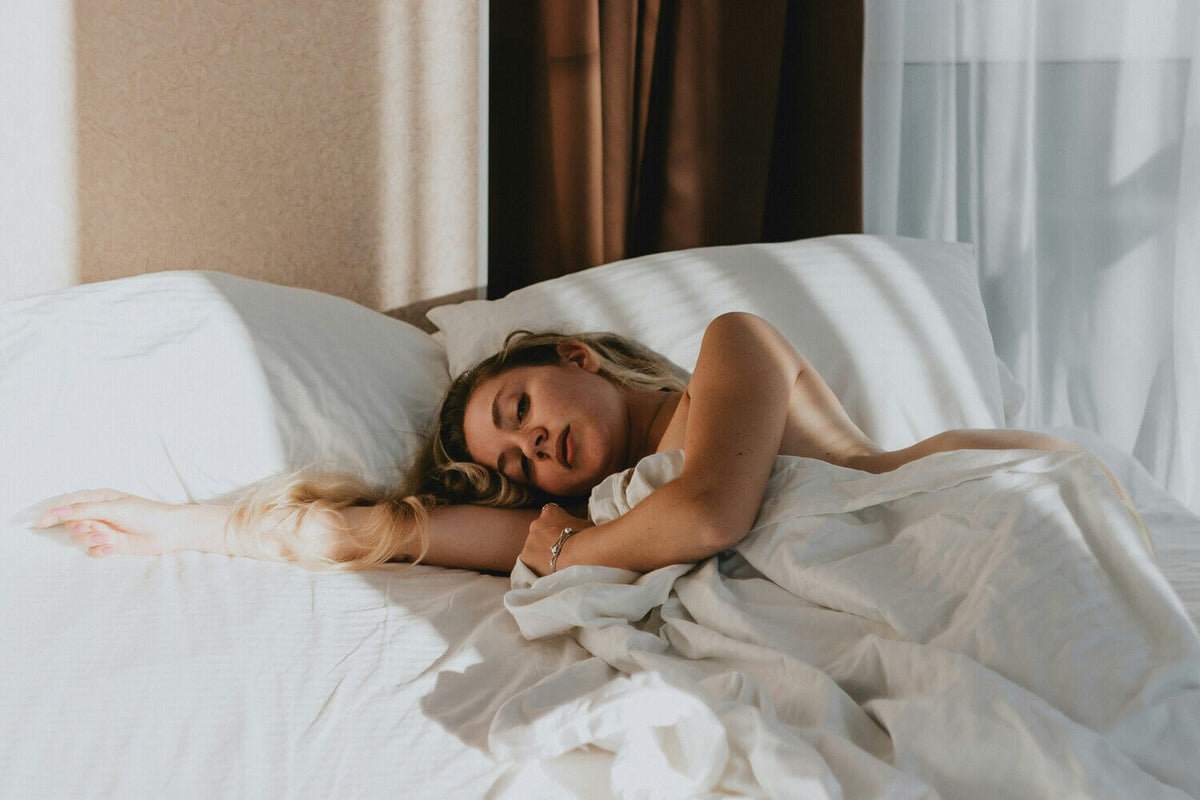 Sleepmaxxing & Hautregeneration: Was Schlafqualität mit der Haut macht